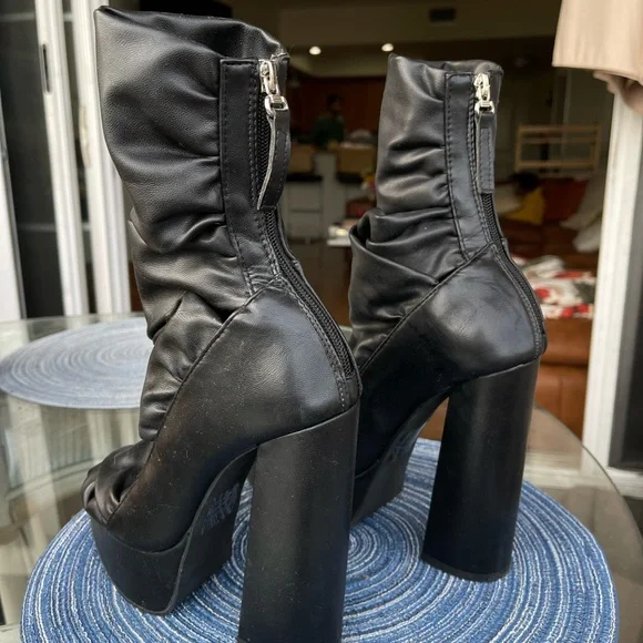 Chic Black Platform Boots - Picture 5 of 8